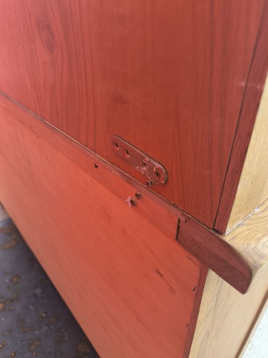 Шкаф от масивен дъб