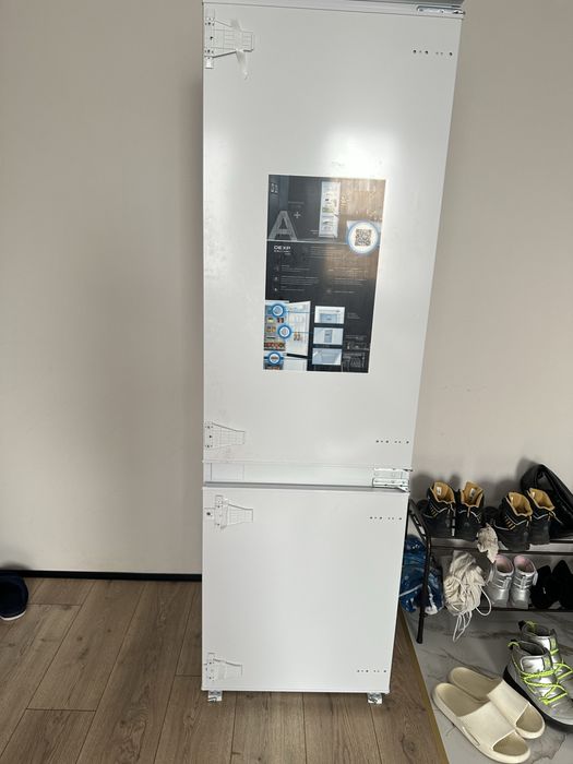 Встроенный холодильник