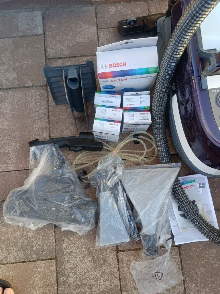 Aspirator cu spalare Bosch AquaWash&Clean 1700W nou