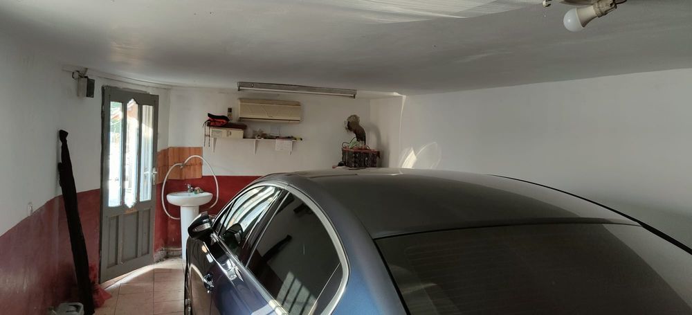 Vând casă cu curte