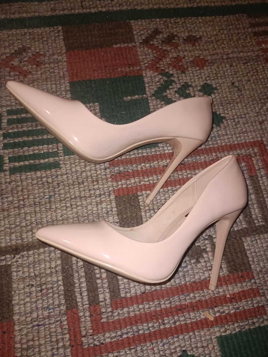 Vând pantofi stiletto