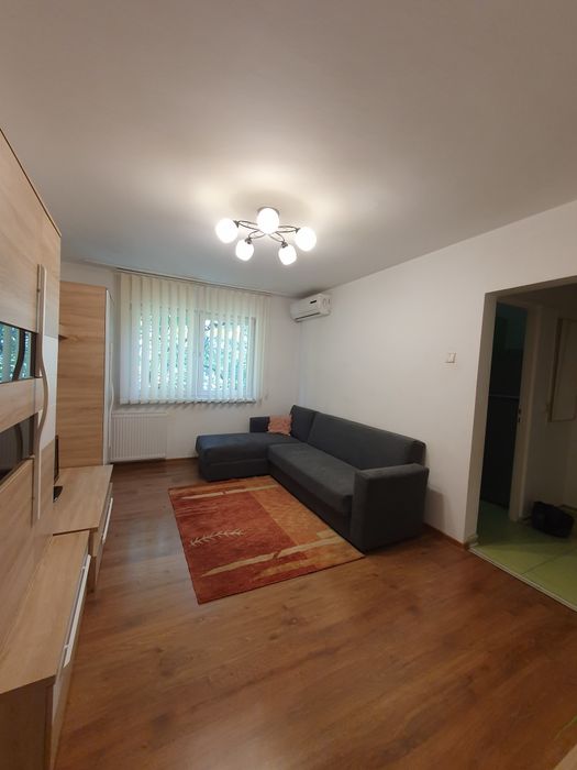 Închiriez apartament  pe Romanilor