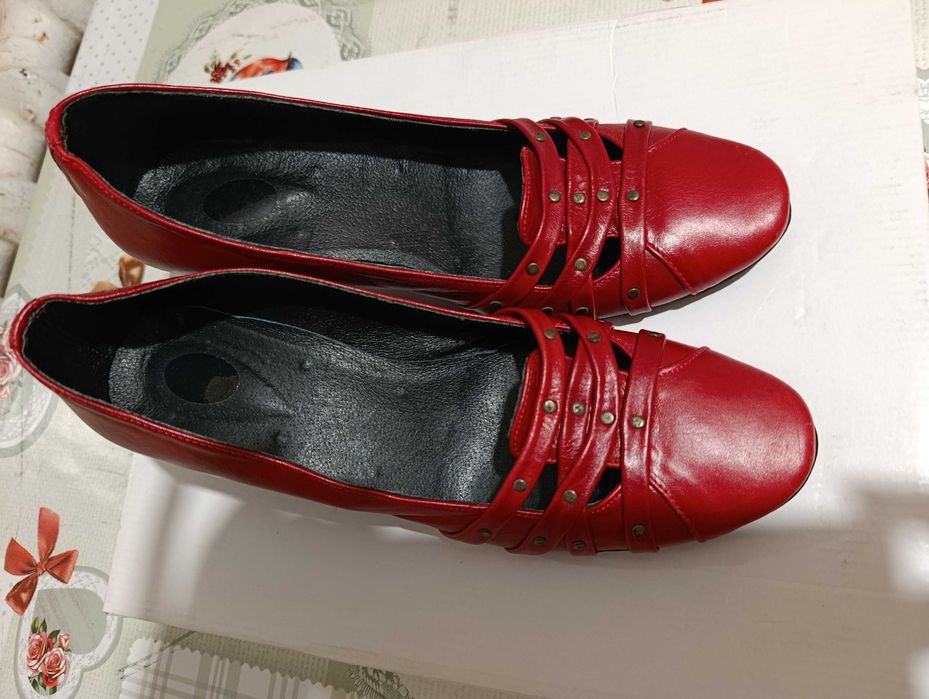 Нови червени обувки естествена кожа