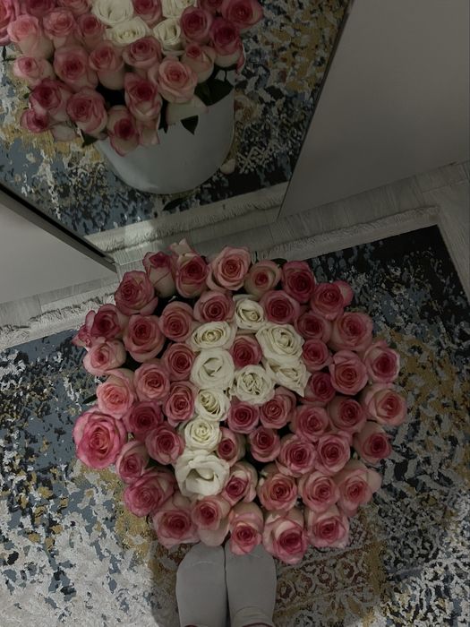 Свежие голландские розы в коробке с надписью «Р»