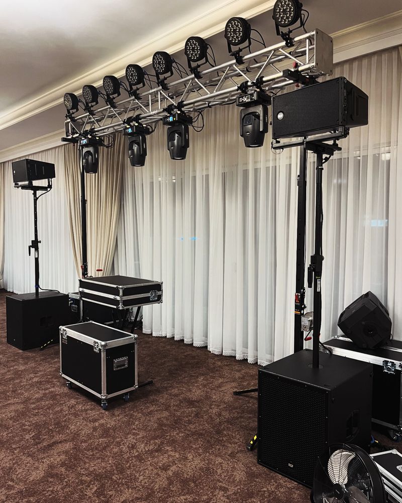 Inchiriez sistem sunet / line array RCF / sonorizare / schela lumini