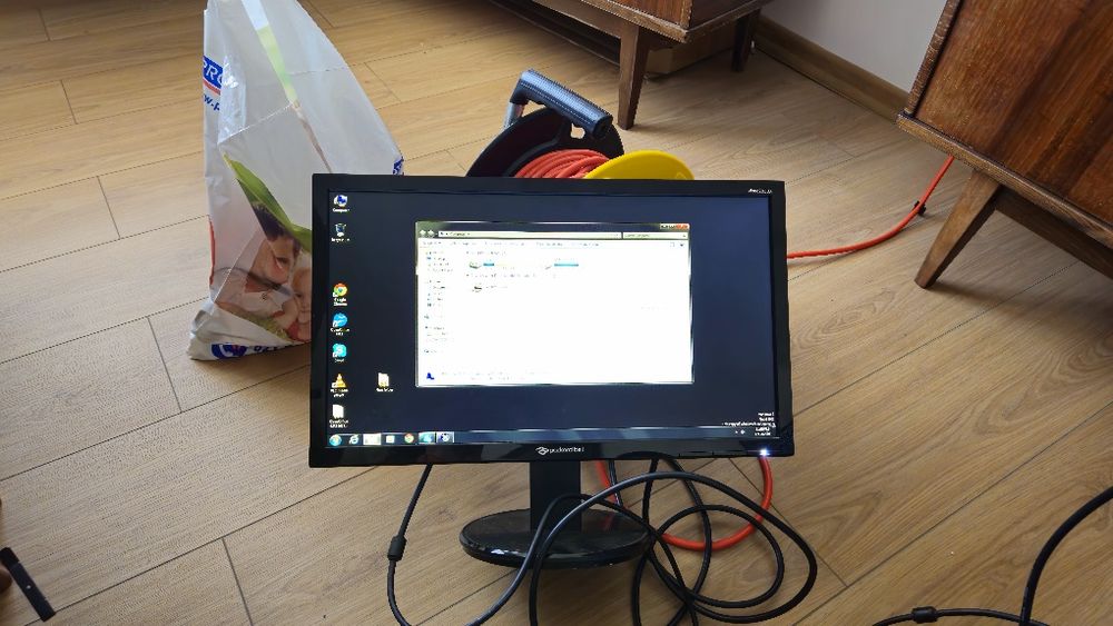 De vânzare unitate + monitor + tastatura + mouse wireless + camera web