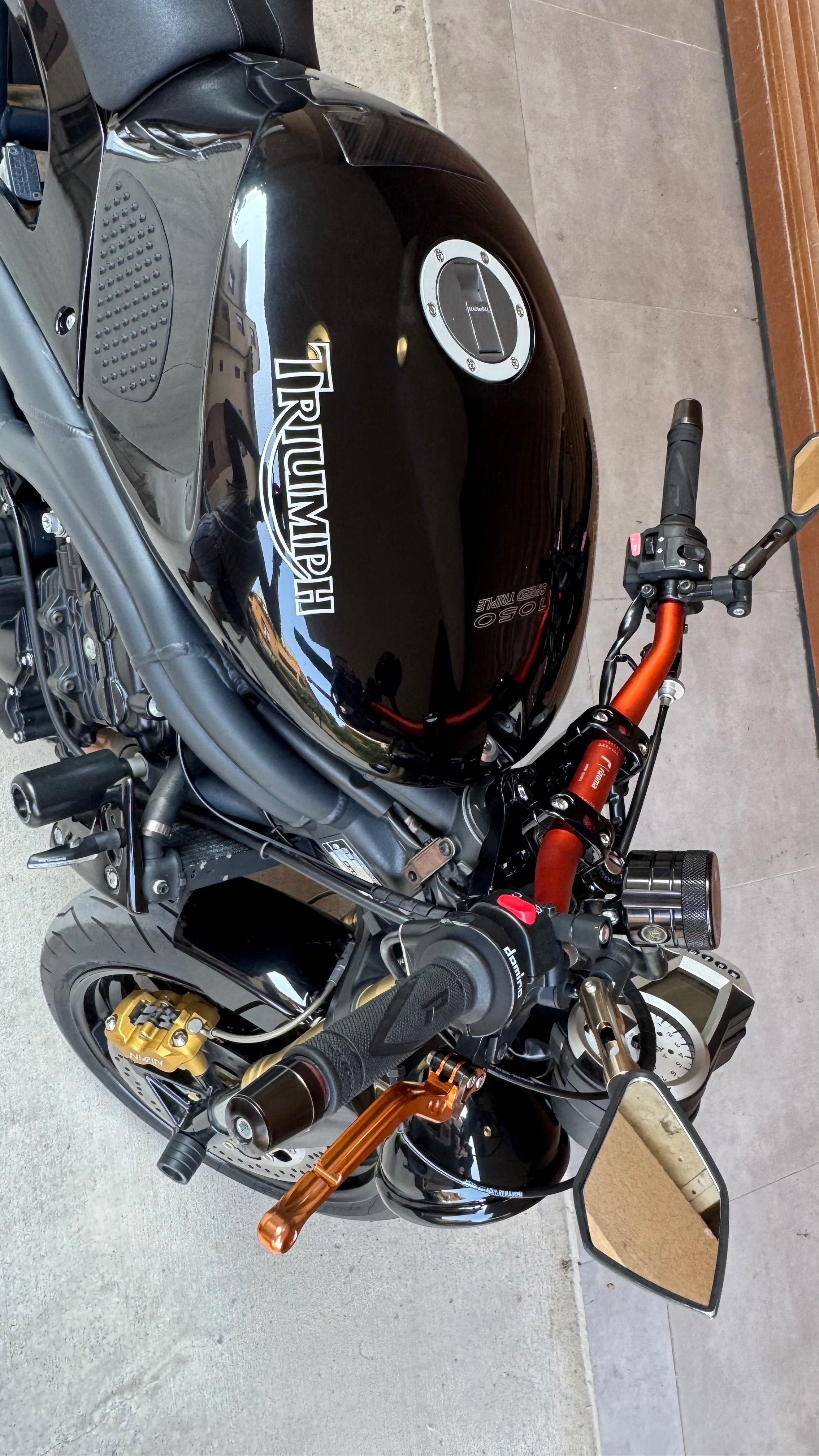 Продавам мотор triumph speed triple 1050