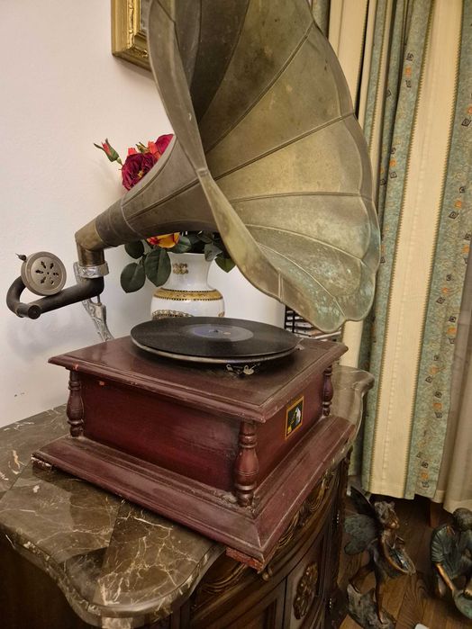 Gramofon``His Master`s Voice`` functional