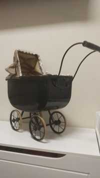 Антикварна детска количка за кукли от началото на миналия век.