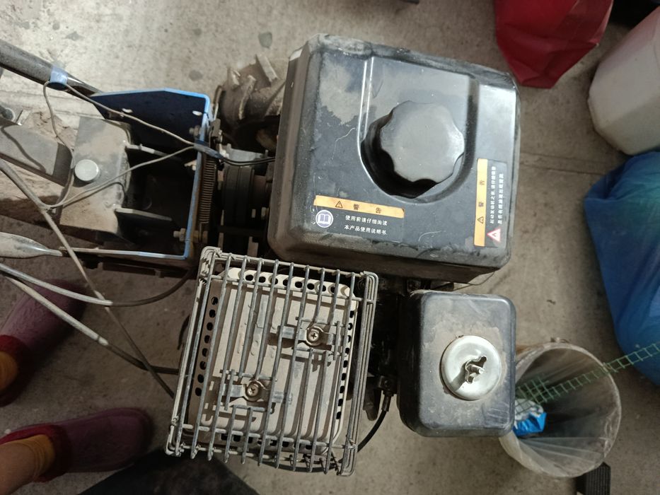 Продам комплект газонокосилка и зернодробилка.