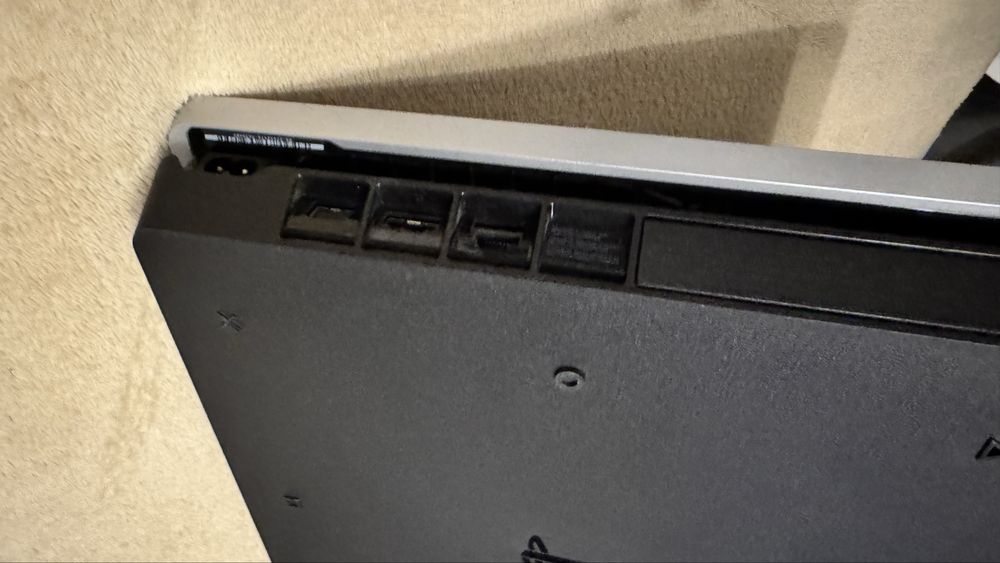 PS4 с джойстик и игри