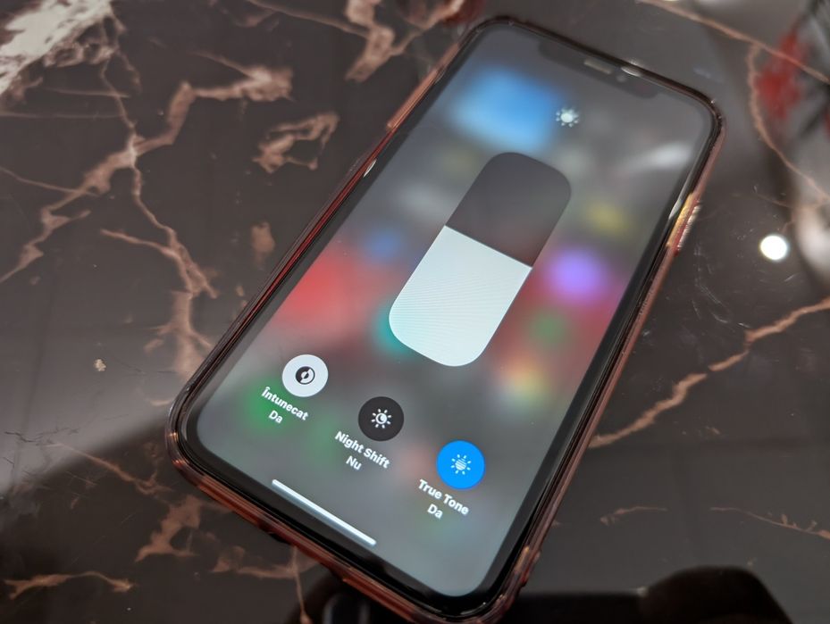 iPhone 11 Red product 10/10 luat de nou cutie completa