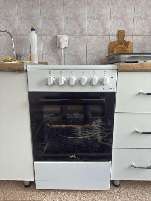 Продается электрическая плита с встроенной духовкой.