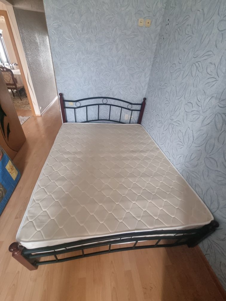 Кровать и шкаф для одежды