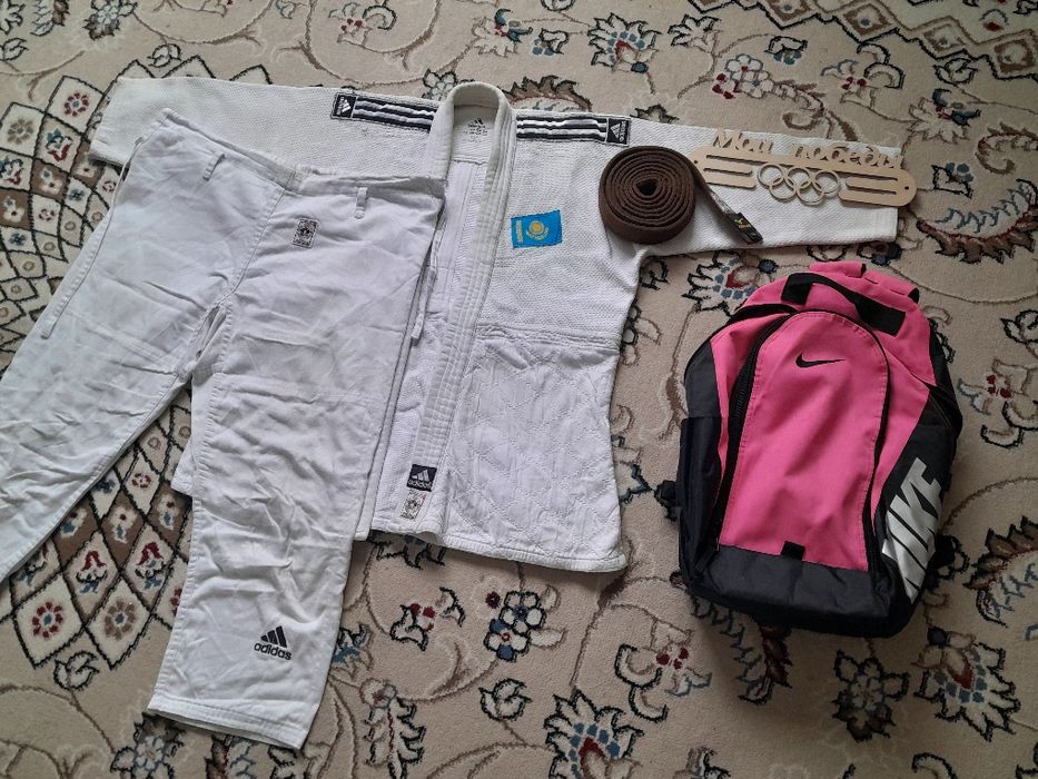 IJF Кимано для дзюдо лицензионный и Nike рюкзак

Мысалы