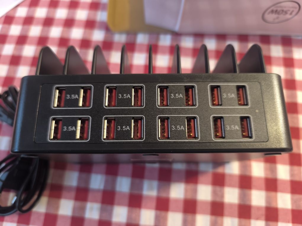Многопортово зарядно истройство с 16 USB порта