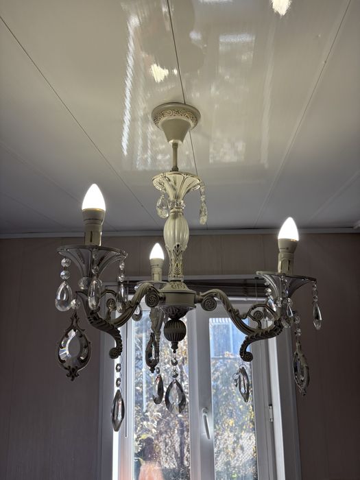 Люстра трех рожковая , белая с золотом .