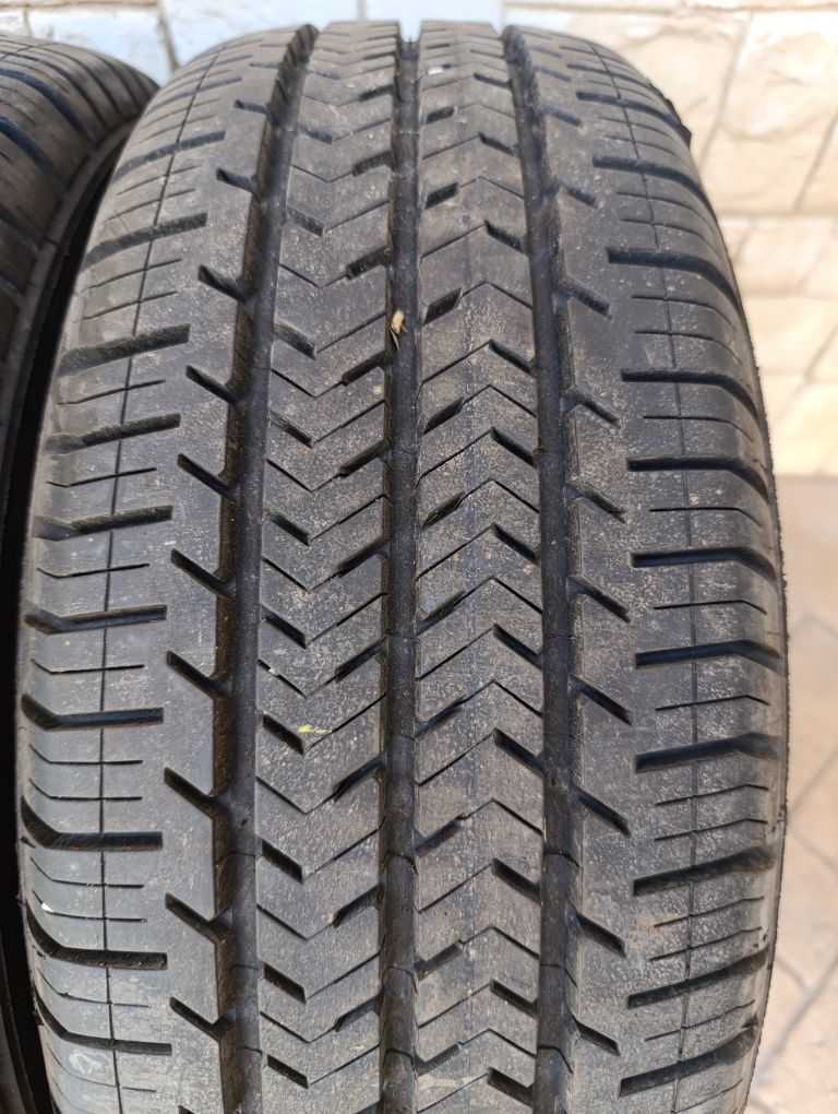 Гуми за Микробус 215/65/15 С Michelin