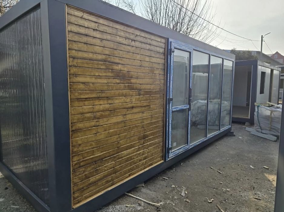 Vand containere pe structura metalica