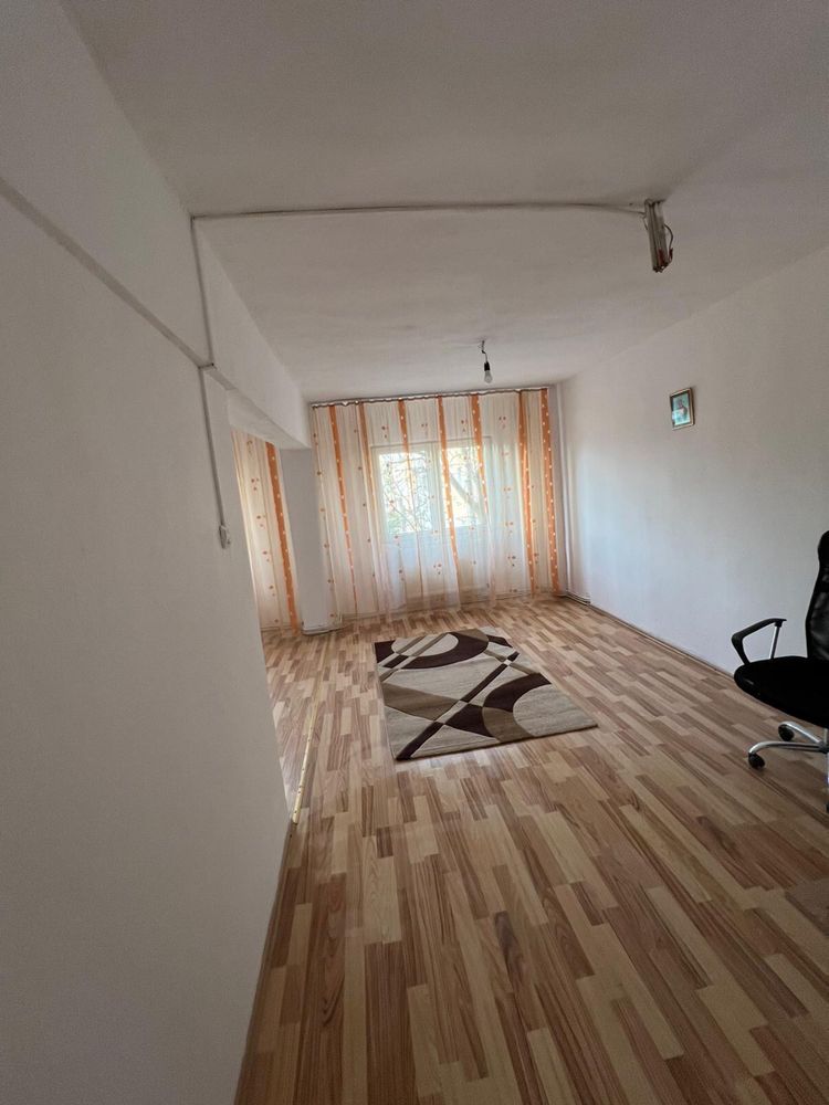 Inchiriez apartament cu 3 camere. la 2,3 minute de mall,zona 23 August