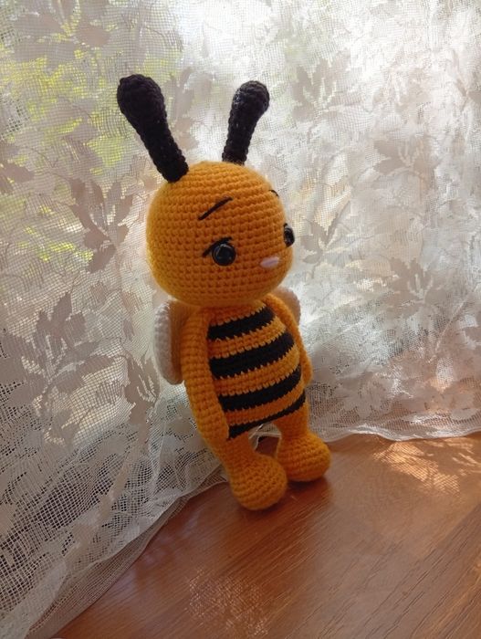 Вязаная пчёлка Жужа