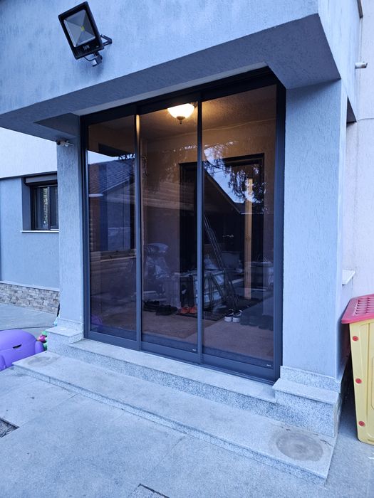 Usi glisante cu sticlă securizată fumurie