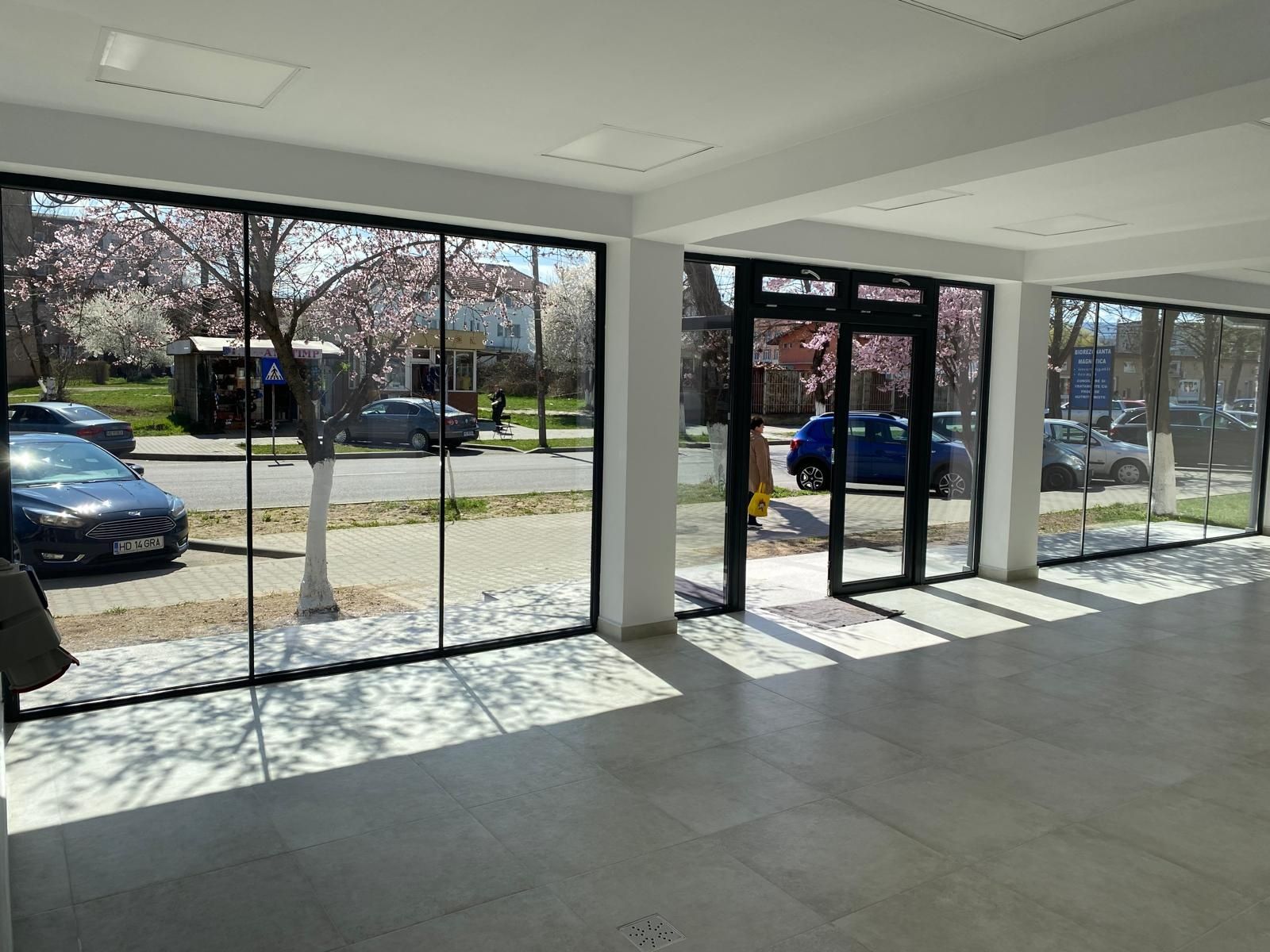 Inchiriez spatiu comercial