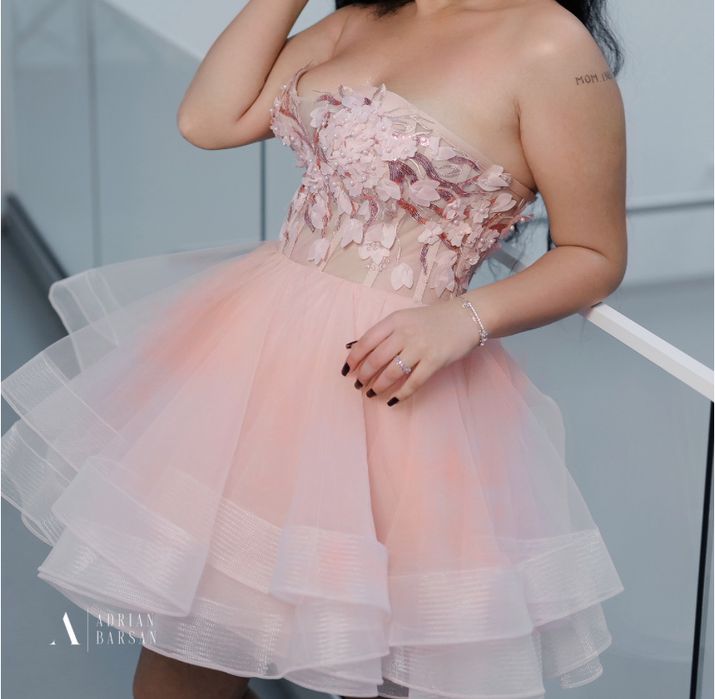 Rochie scurtă de seară.