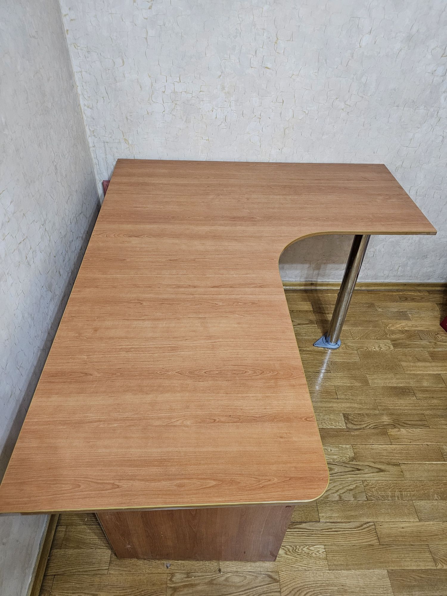Стол угловой компьтерный письменный й