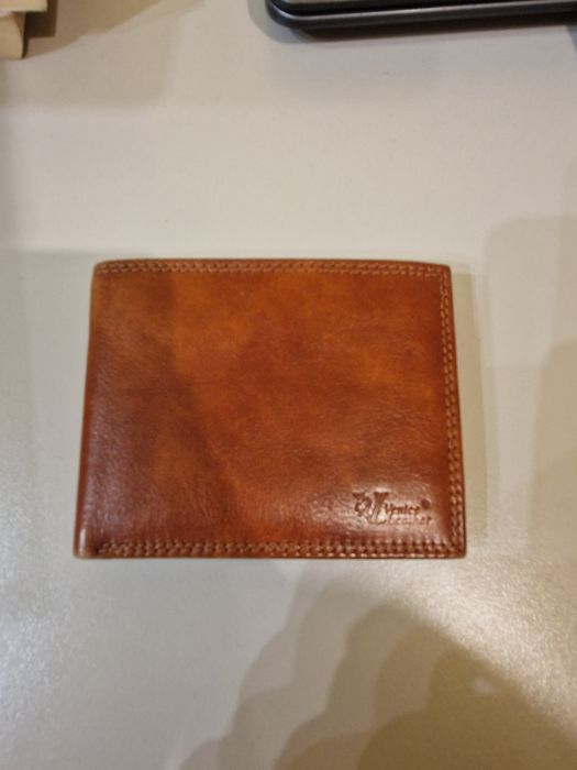 Бумажник Venice Leather совершенно новый.