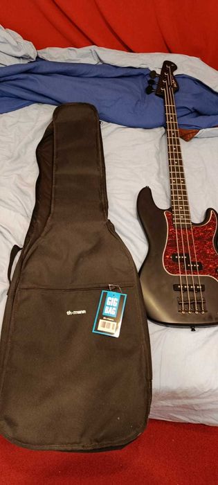 Combo Bass Harley Benton + Amplificator Fender Rumble 100