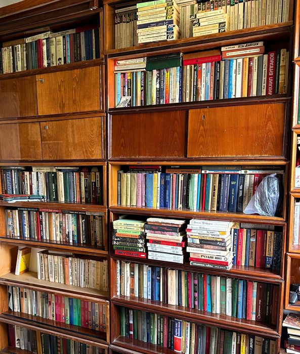 Продаются книги. В большом количестве. Разные