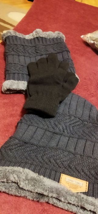Vând set căciulă,fular șal și mănuși