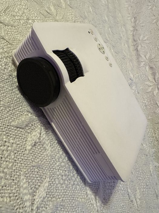 Proiector HD 720p cu HDMI / USB / SD / VGA