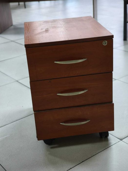 Тумбочка на колесах 3 полки