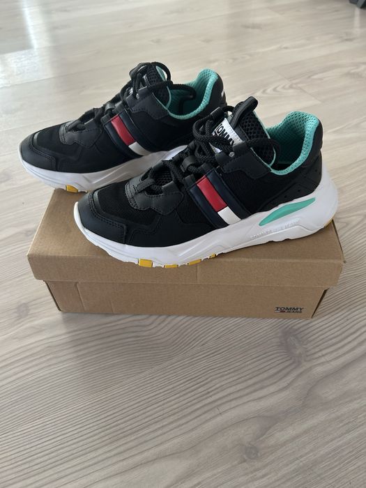 Adidasi tommy hilfiger 36 impecabili