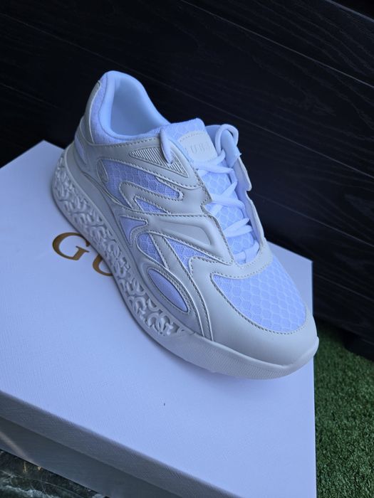 Adidași noi Guess
