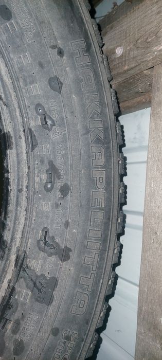 Продам комплект зимней резины 18/60/255