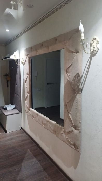 Большое заркало в мягкой раме