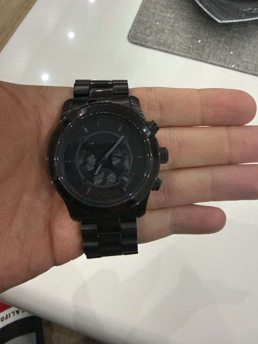 Продавам часовник Michael Kors.