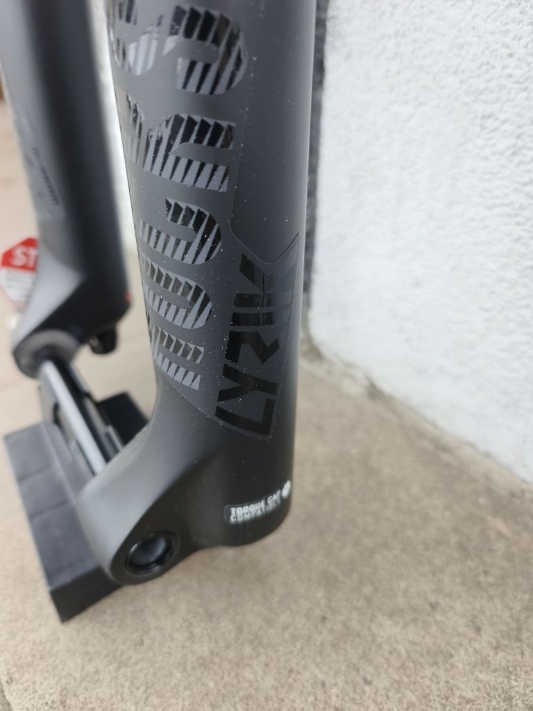 Вилка RockShox Lyric Select RC 2 29" DebonAir 180mm Boost 15X110