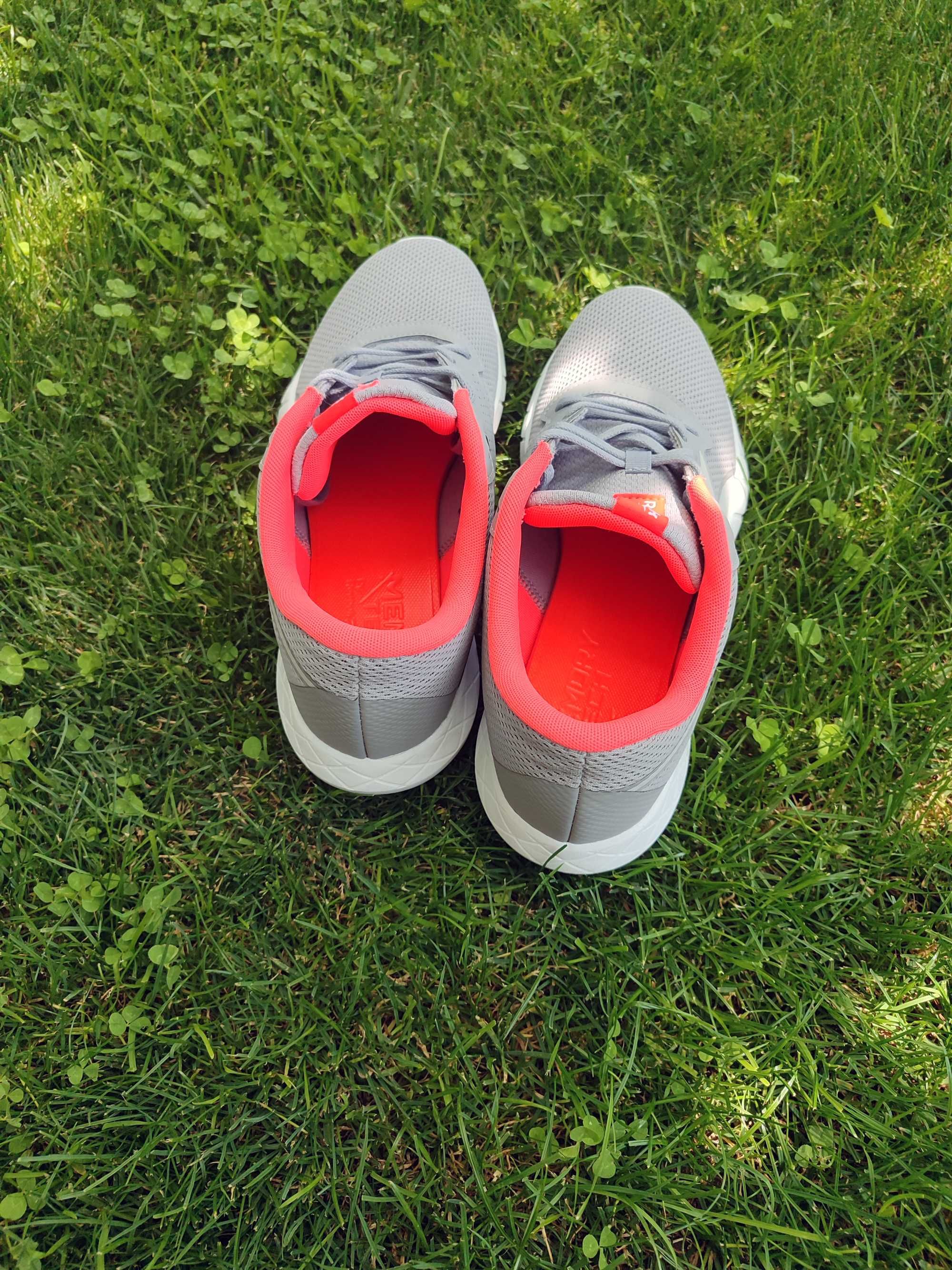 Reebok 43 EUR, 9 UK, 10 US