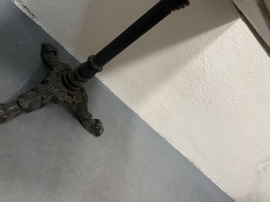 Френска маса за игра на шах с мраморен плот и основа от чугун