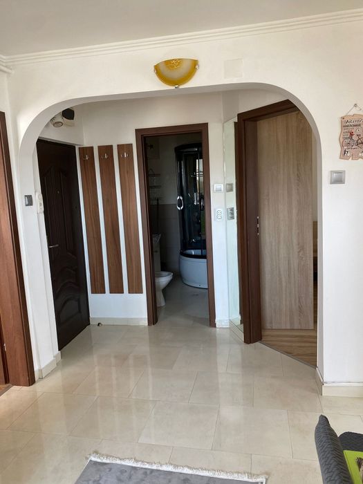 Se închiriază apartament cu 3 camere, zona Flora