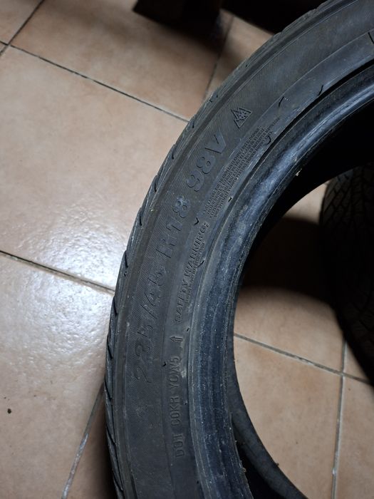 Vând 2 cauciucuri 235-45-18