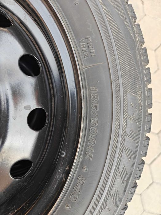 Зимние шины Bridgestone 185/60 R15 с железными дисками
