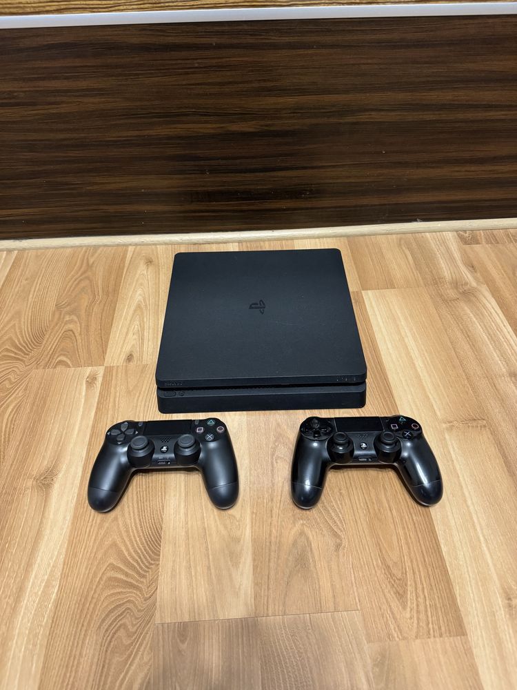 Playstation 4 slim с 33+ игри и два джойстика