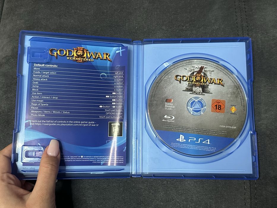 PlayStation 4 (два джойстика) с подарък игра