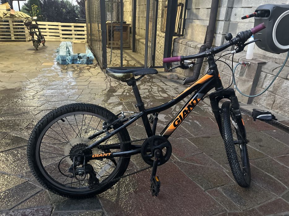 Продается велосипед а хорошем состояни чистый горный выдержовает 30 кг