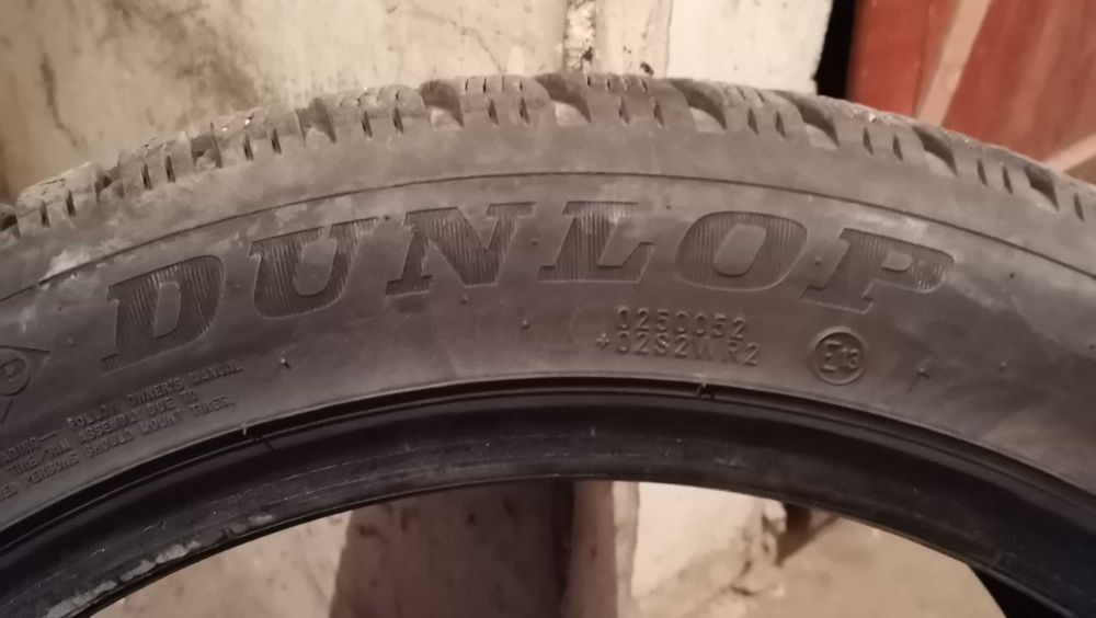 Продавам 2 броя зимни гуми 245.45.18 на 1 сезон дот 2022 Dunlop